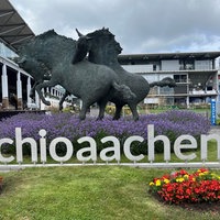 Eingang des CHIO Aachen mit einer Pferdeskulptur und dem Schriftzug #chioaachen