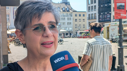 Eine Frau wird in der Bonner Innenstadt von einem WDR-Mitarbeiter zur Sperrung der Bonner Nord-Brücke interviewt.