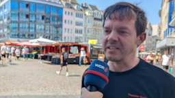 Ein Mann wird in der Bonner Innenstadt von einem WDR-Mitarbeiter zur Sperrung der Bonner Nord-Brücke interviewt.