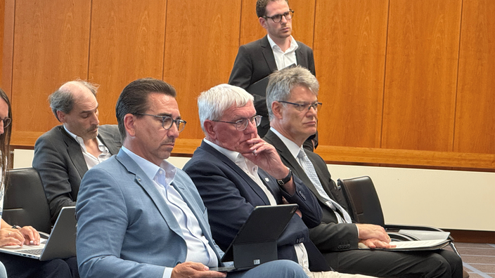 Oberbürgermeister Déus, Landrat Schuster, Verkehrsminister Schnieder (von links nach rechts) bei der Pressekonferenz zum Stand der Bonner Nordbrücke.