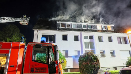 Die Feuerwehr löscht den Dachstuhl des Mehrfamilienhauses.