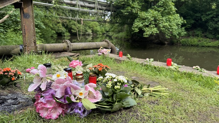 Unfallstelle mit Blumen und Kerzen am Ufer der Erft