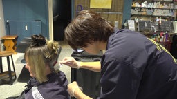 Haare färben im Friseur-Salon