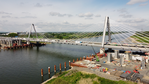 Mit einer Drohne wurde eine Großaufnahme der Leverkusener Brücke aufgenommen, die quer über den Rhein führt.