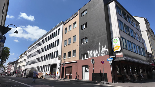 Ein Gebäude von außen in Köln am Neumarkt.