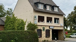 In diesem dreigeschossigen Haus, dem Hotel "Zur Erholung" in Bornheim-Hersel, wurde das Opfer, der Betreiber der Pesnion, ermordet.