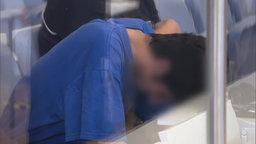 Angeklagter sitzt mit gesenktem Kopf im Gerichtssaal