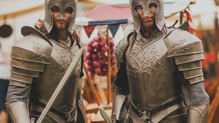 Zwei Besucher in silbernen Fantasy-Rüstungen stehen auf dem Gelände der Tolkien-Tage in Geldern-Pont