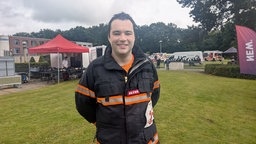 Porträtfoto von einem Feuerwehrmann in Uniform