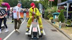 Feuerwehrmänner nehmen an einer Challenge mit Vorschlaghammern teil