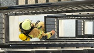 Ein Feuerwehrmann läuft in Ausrüstung Treppen hoch