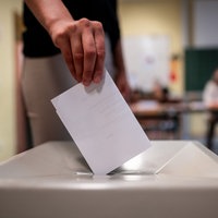 Stimmabgabe an einer Wahlurne