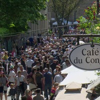 Menschen auf der Luisenstraße bei sonnigem Wetter, Rechts im Bild Schild Café du Congo