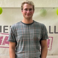  Jona Fischer der Organisator steht vor einem Plakat mit der Aufschrift  "Rheinmetall entwaffnen"