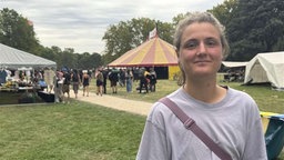 Camille Dietrich die Pressesprecherin steht auf dem Campgelände