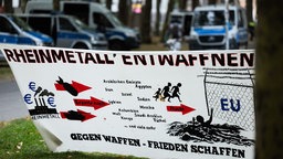 Rheinmetall Entwaffnen steht auf einem Plakat am Eingang zum Protestcamp
