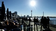 Düsseldorf: Menschen geniessen an der Rheinpromenade in Düsseldorf das Wetter. Auch das Wochenende bleibt frühlingshaft. 