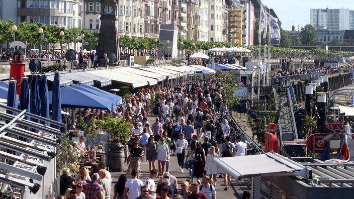 Das schöne Wetter lockte viele Menschen zum Rheinufer und den Restaurants der Kasematten auf der Uferpromenade am Rhein in Düsseldorf.
