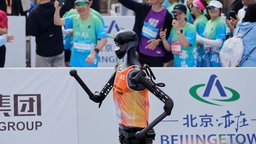  Roboter Tien Kung Ultra beim Halbmarthon in Peking 2025