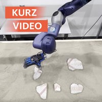 Roboterhände puzzeln Scherben zusammen.