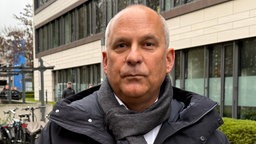 Roman Poseck (CDU), hessischer Innenminister, spricht zu Journalisten.