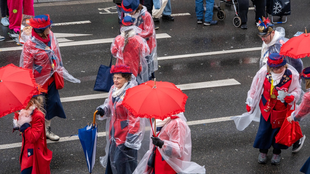 verregneter Rosenmontag in Aachen