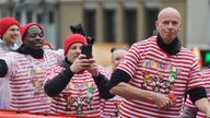 Ragnar Ache, Lukas Kwasniok und Jörn Stobbe, nehmen am Rosenmontagszug in Köln teil
