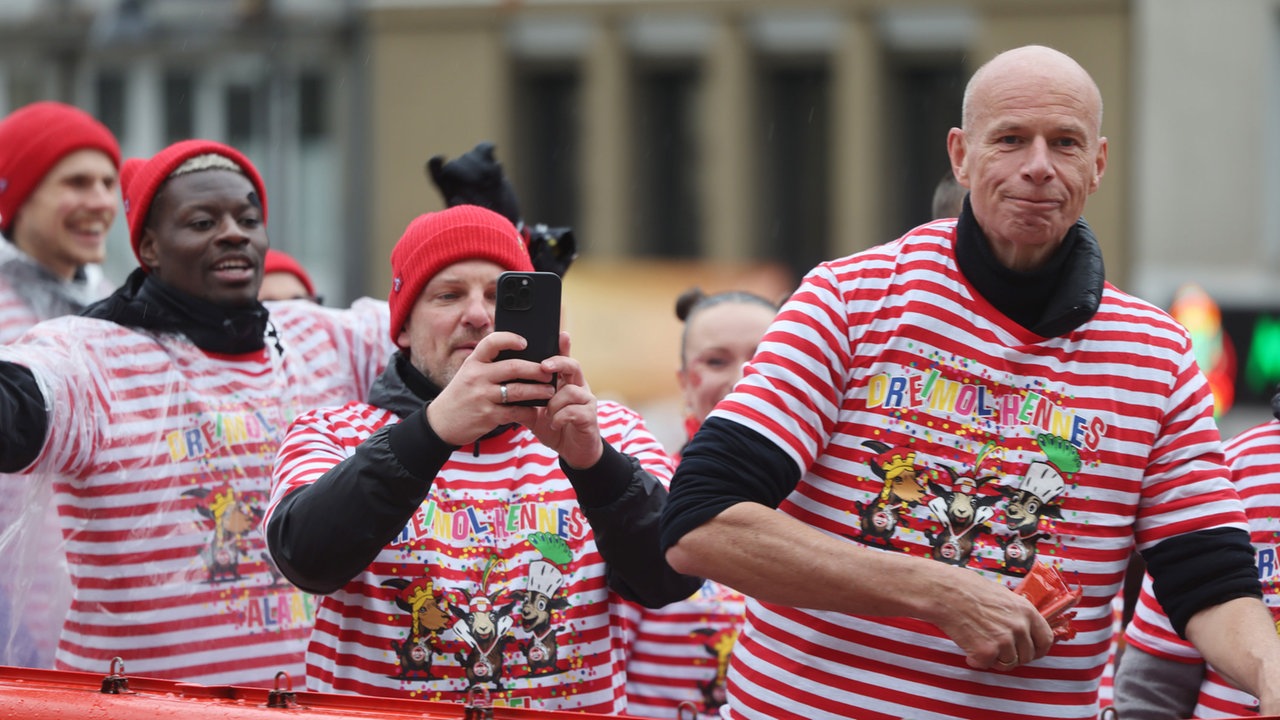 Ragnar Ache, Lukas Kwasniok und Jörn Stobbe, nehmen am Rosenmontagszug in Köln teil