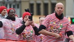 Ragnar Ache, Lukas Kwasniok und Jörn Stobbe, nehmen am Rosenmontagszug in Köln teil