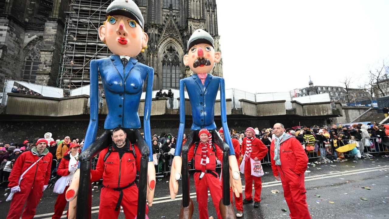 Jecke beim Rosenmontagszug in Köln 