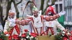 Der Kölner Prinz winkt den Karnevalisten am Straßenrand beim Rosenmontagszug in Köln zu.