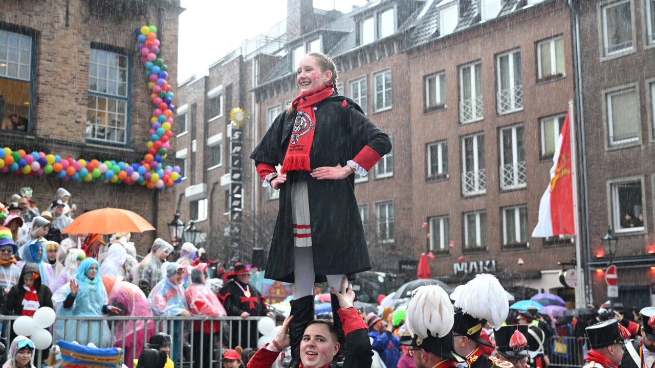 Gute Laune auf dem Rosenmontagszug trotz Regen 