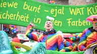 Feiernde Menschen auf dem Rosenmontagszug in Düsseldorf 