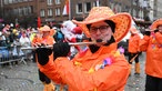 Ein Mann spielt Flöte auf dem Rosenmontagszug 