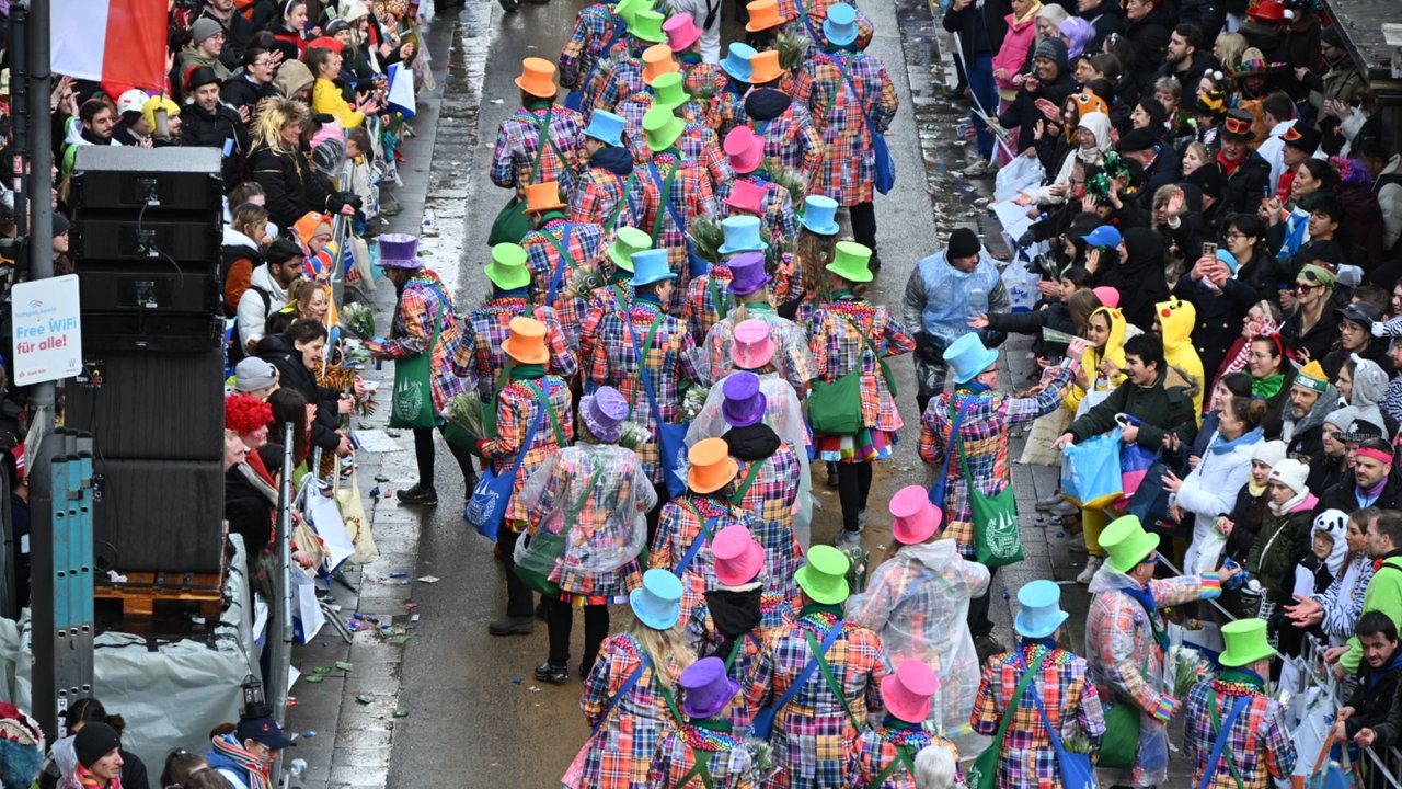 Jecke im Rosenmontagszug 