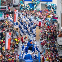 Kölner Rosenmontagszug zieht durch die Severinstraße