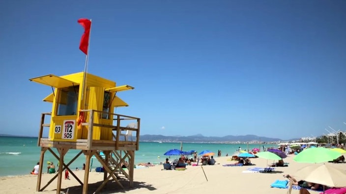 Die rote Gefahrenflagge wird am Strand von Mallorca gehisst