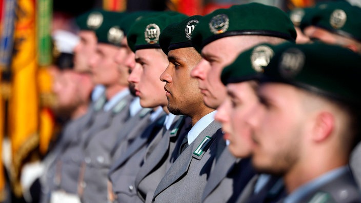 Soldaten stehen stramm beim Indienststellungsappell des Unterstützungskommandos der Bundeswehr