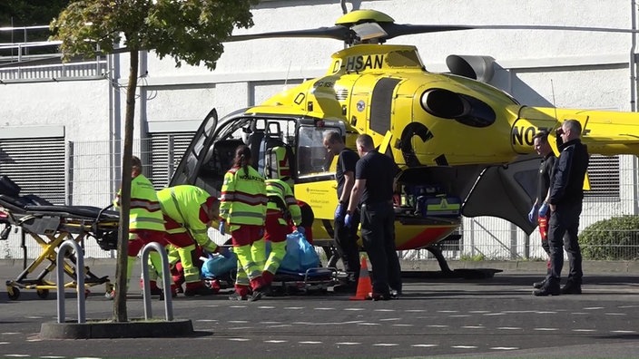 Ein Rettungshubschrauber steht bereit, um die Patientin in eine Spezialklinik zu transportieren. 