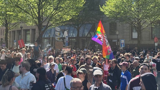 Viele Menschen laufen aus Protest gegen die Kundgebung der Rechtsextremen durch die Stadt.