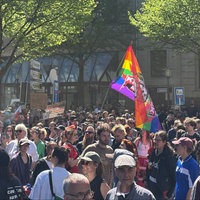 Viele Menschen laufen aus Protest gegen die Kundgebung der Rechtsextremen durch die Stadt.