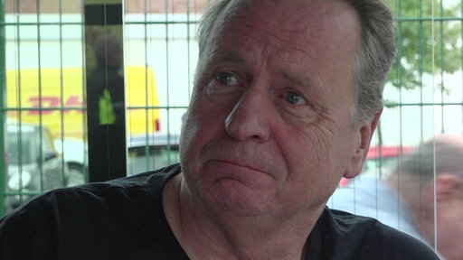 Busfahrer Freddy Külpmann am Tag seiner letzten Frikadelle hinter dem Steuer seines Schulbusses.