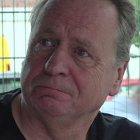 Busfahrer Freddy Külpmann am Tag seiner letzten Frikadelle hinter dem Steuer seines Schulbusses.