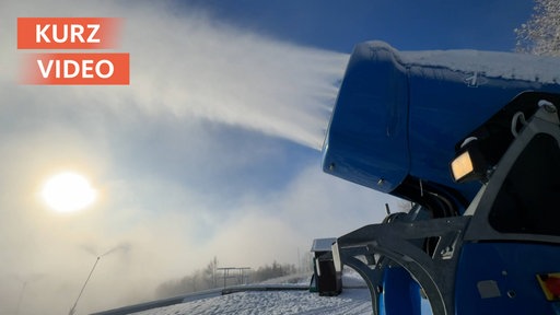 Bild einer Schneekanone vor einer Schneelandschaft