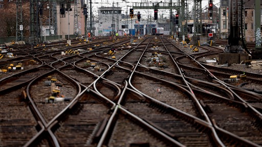 Ineinanderlaufende Weichen und Schienen am Kölner Hauptbahnhof