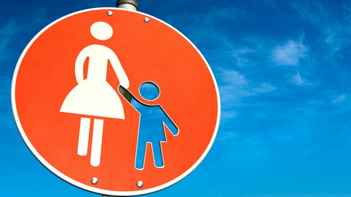 Schild mit einer Mutter und ihrer abwesenden Tochter vor einem blauen Himmel