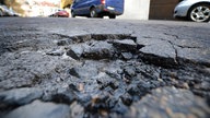 Schlaglöcher auf einer Straße