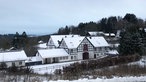Verschneite Dächer und Baumkronen in Kronenburg