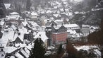Schnee liegt auf den Dächern in Monschau