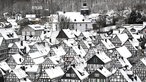 Schnee liegt auf den Dächern der historischen Altstadt.